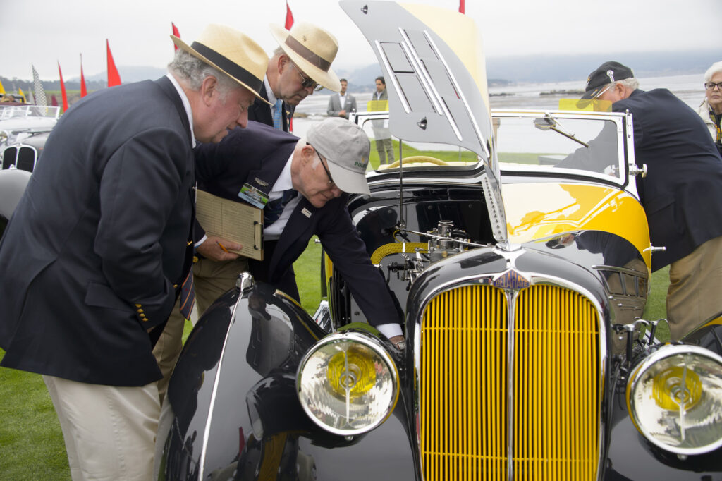 02_spread-swap_Paul-Russell-and-judges-w-1935-Delahaye-135-M-FF-Cabriolet-of-Sally-Ann-N-Gene-Perkins-PBC16_field_103-1024x682.jpg